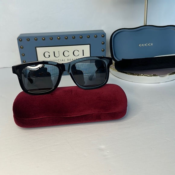Authentic GUCCI GG0824S 005 square sunglass  black frame with grey lenses - Picture 3 of 13